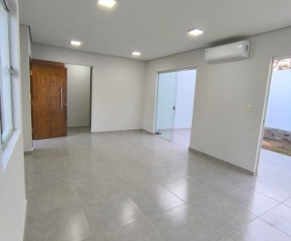 CASA EN P.B. 2 DORM. (1 SUITE) - BARRIOVIDA SAN JOSÉ, LUQUE