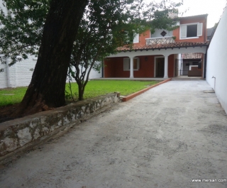 CASA 3 DORM. + ÁREA DE SERVICIO - SAJONIA