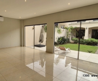 CASA 3 DORM. + ESCRITORIO Y 4 COCH. Z/ YACHT, LAMBARÉ