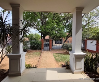CASA 4 DORM. C/ ÁREA SERV. Y PILETA - BARRIO SAN VICENTE