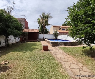 CASA 4 DORM. C/ ÁREA SERV. Y PILETA - BARRIO SAN VICENTE