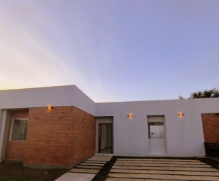 CASA EN P.B. 2 DORM. (1 SUITE) - BARRIOVIDA SAN JOSÉ, LUQUE