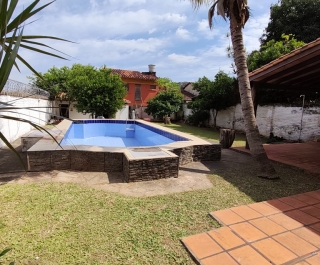 CASA 4 DORM. C/ ÁREA SERV. Y PILETA - BARRIO SAN VICENTE