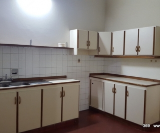 CASA TODA PLANTA BAJA 2 DORM. + ÁREA SERV. + 2 COCH. - B° MANORÁ