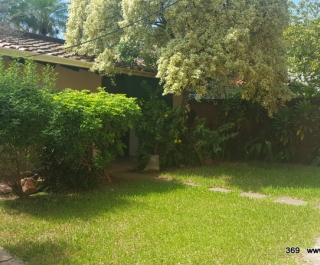 CASA TODA PLANTA BAJA 2 DORM. + ÁREA SERV. + 2 COCH. - B° MANORÁ
