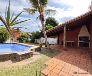 CASA 4 DORM. C/ ÁREA SERV. Y PILETA - BARRIO SAN VICENTE