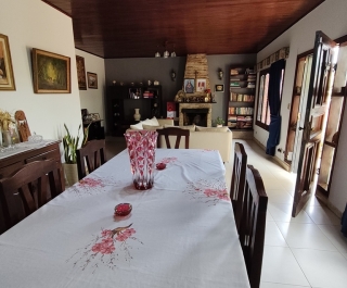 CASA 4 DORM. C/ ÁREA SERV. Y PILETA - BARRIO SAN VICENTE