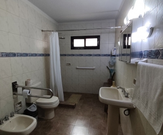 CASA 4 DORM. C/ ÁREA SERV. Y PILETA - BARRIO SAN VICENTE
